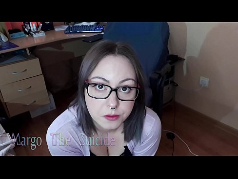 ❤️ 性感的眼镜女孩在镜头前深深地吸吮假阳具 性爱❤