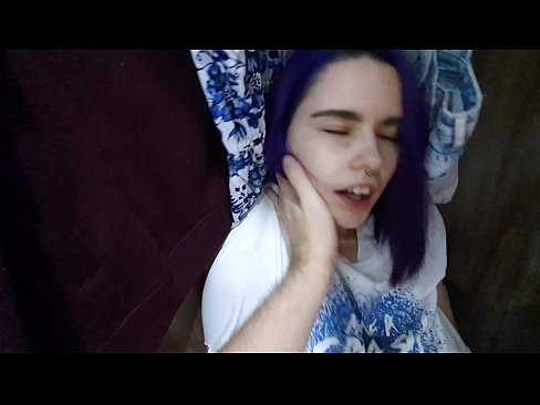 ❤️ 在衣柜里发现我的妹妹并帮助她射精 性爱❤